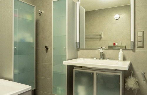 Unterbach Apartment | Holiday Apartment "Elegante Am See" with Private Terrace & Wi-Fi
