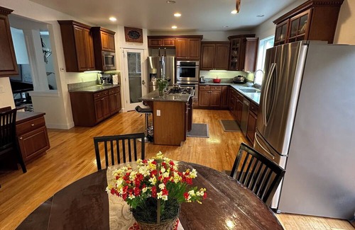 Lake Hills House | Spacious 5-bedroom house in fantastic Central Locality in Bellevue.