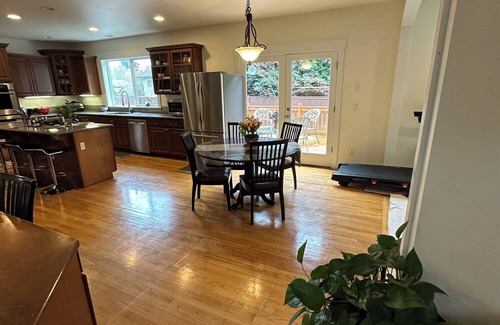 Lake Hills House | Spacious 5-bedroom house in fantastic Central Locality in Bellevue.