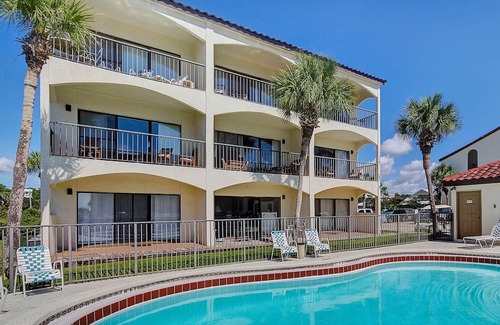 Seagrove Beach Condo | Palms D4 ~ Steps to the Beach ~ Pool ~ Stunning Modern Updates