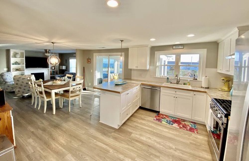 Carteret County House | 2BR Sleeps 6~water Views~Game Room~Sunrise~Beach~Kayak~Fish~Close to Ferry