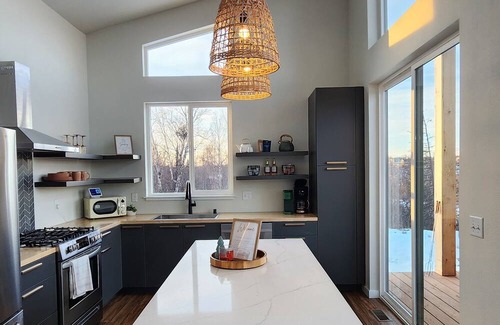 Wasilla Ski Chalet | Modern Bluffside retreat with HOT TUB