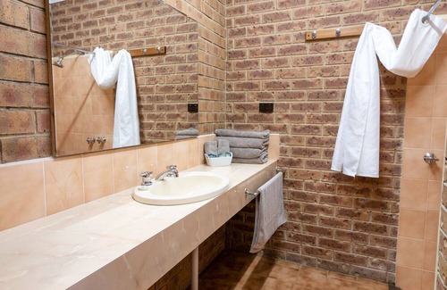 Eildon House | Eildon Parkview Motor Inn. Room 2