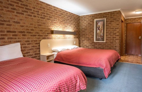 Eildon House | Eildon Parkview Motor Inn. Room 3