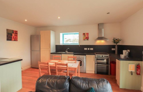 Palnackie Cottage | SWEETHEART COTTAGE, pet friendly, with hot tub in Dalbeattie