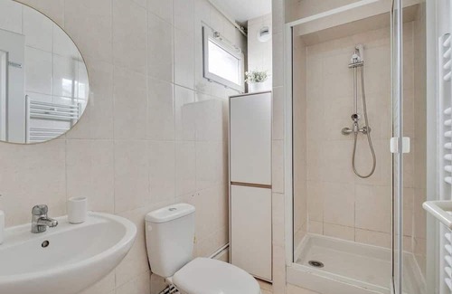 Aubervilliers Apartment | Chic apart with parking near Paris