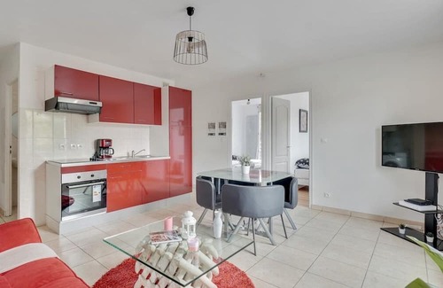 Aubervilliers Apartment | Chic apart with parking near Paris