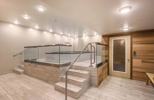 North Park City Condo | *FREE ZIP LINE TOURS* Great for Families – 2 Min Walk to Lifts & Shuttle, XBox, Outdoor Pool,Hot Tub