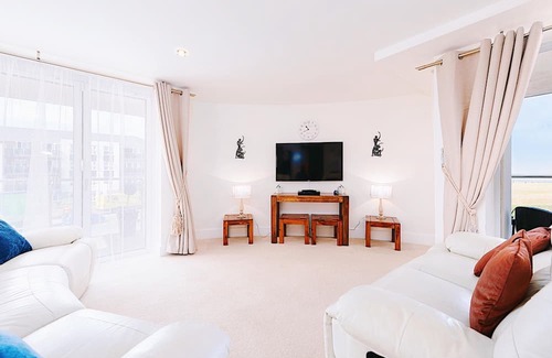 Lusty Glaze Apartment | 2 Bolowthas Court-Spacious apartment close to beaches, parking, coastal and sea views.