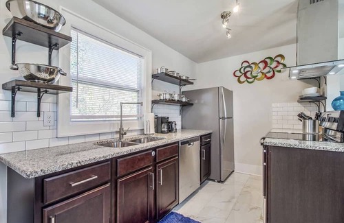 Lincoln Terrace Apartment | Artist’s Apartment-near OU Med, Bricktown, Arena