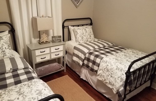 Fredericksburg House | 6 Blocks from Downtown Main Street- Great for Families & Girls Weekend