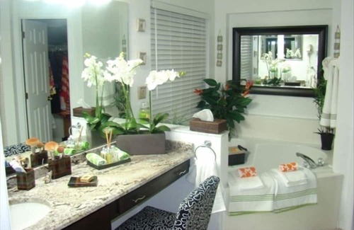 Lake Berkley House | Stunning Private Lake Front Villa,luxuriously upgraded with games room