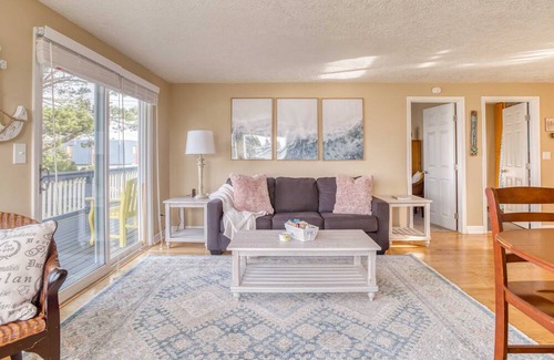 Waldport House | Cozy Cottage for Romantic Getaway or Small Family, Pets Allowed