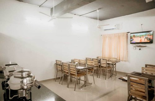 Perundurai Hotel | RD HOTEL ANNA STATUE