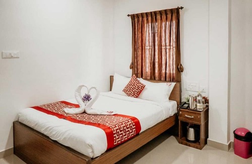 Perundurai Hotel | RD HOTEL ANNA STATUE