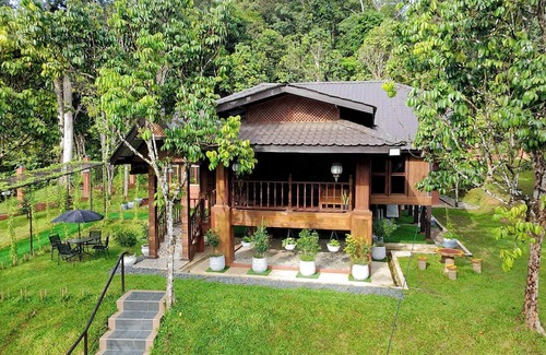 Kampung Besar Cottage | Charming Nature Kampung Home for Family Getaways
