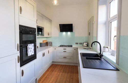 Lytham St. Anne's Cottage | CLIFTON DRIVE APARTMENT, pet friendly in Lytham St. Annes