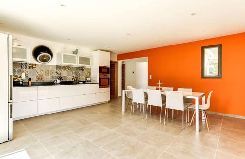 Lourmarin House | “Villa Tranquilla: Charming Retreat with Swimming Pool in Lourmarin”