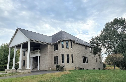 Miamisburg House | Spacious & Serene 7-bedroom house - The Perfect Family Getaway