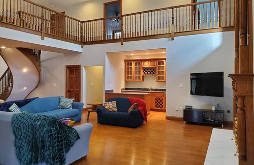 Miamisburg House | Spacious & Serene 7-bedroom house - The Perfect Family Getaway