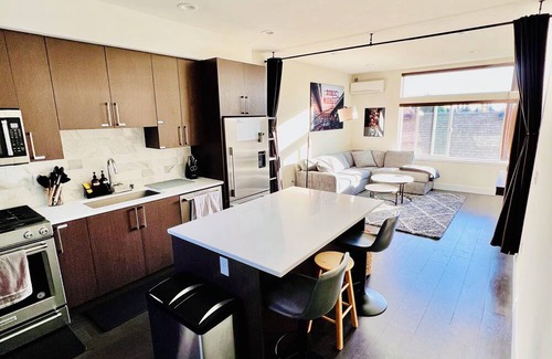 Judkins Park House | Chic Modern 2-bedroom Townhouse with Gorgeous Rooftop Views