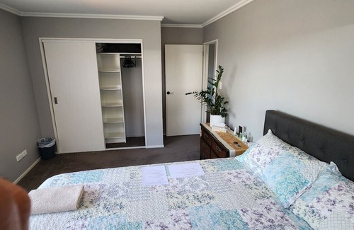 Mangere Bed & Breakfast | New Built Home, 5min. from Auckland International/Domestic Airport