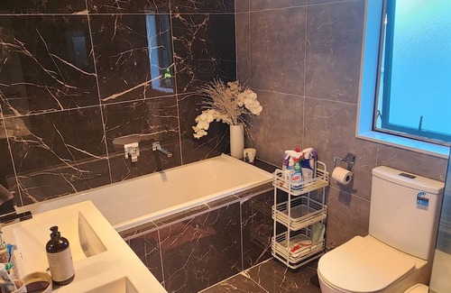 Mangere Bed & Breakfast | New Built Home, 5min. from Auckland International/Domestic Airport