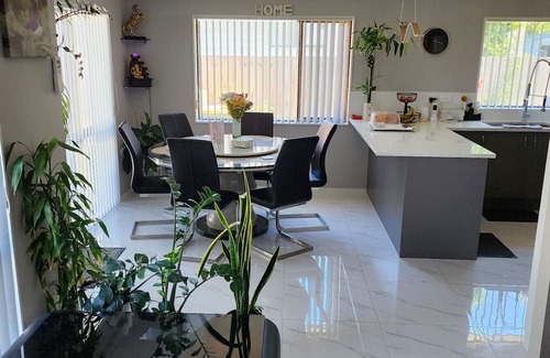 Mangere Bed & Breakfast | New Built Home, 5min. from Auckland International/Domestic Airport