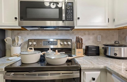 Palmetto Dunes Apartment | 2BR 2 Min to Beach Pool Tennis King Bed