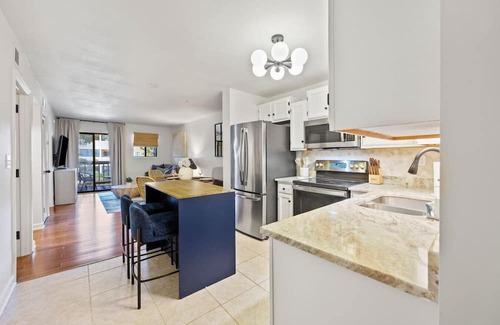 Palmetto Dunes Apartment | 2BR 2 Min to Beach Pool Tennis King Bed