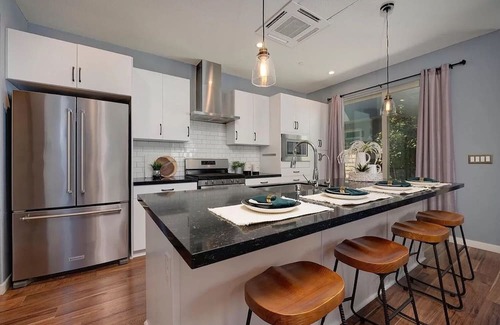Southwestern Sacramento Condo | Modern 2BD/2.5BA Condo in Sacramento, Near Dining, Shopping & Freeways!