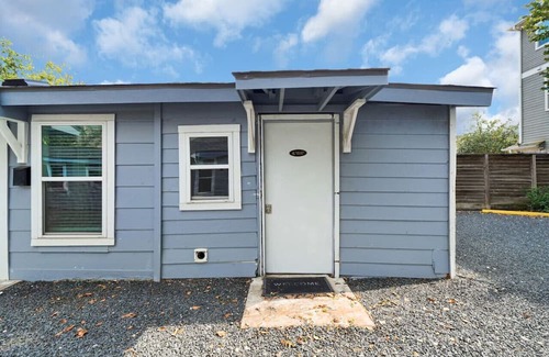 Washington Ave./ Memorial Park House | All You Need - Central! Gated 1bed/1bath/Parking!