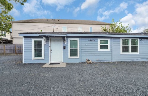 Washington Ave./ Memorial Park House | All You Need - Central! Gated 1bed/1bath/Parking!