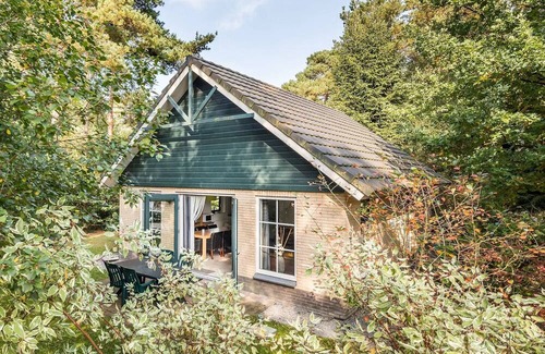 Hooghalen House | Detached holiday home with alcove bed, perfect for families.