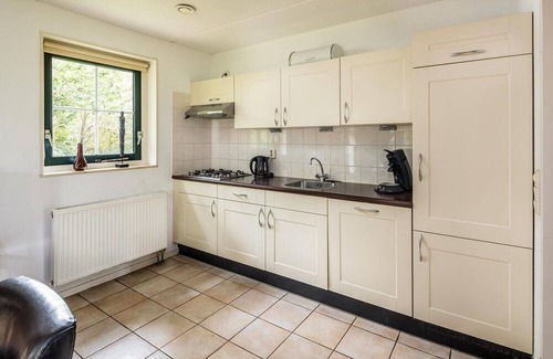 Hooghalen House | Detached holiday home with alcove bed, perfect for families.