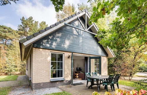 Hooghalen House | Detached holiday home with alcove bed, perfect for families.