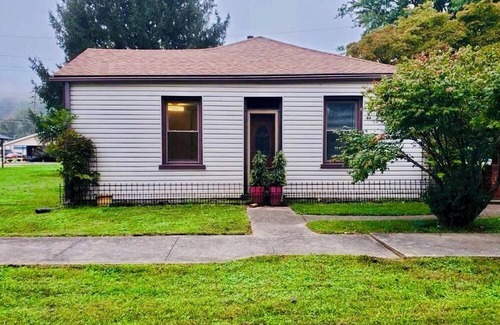 Vevay House | "The Little House on Pike"nCharming 2-bedroom house in wonderful Vevay.