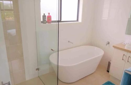 Kellyville House | Kellyville Spacious Modern House | Park&Lake