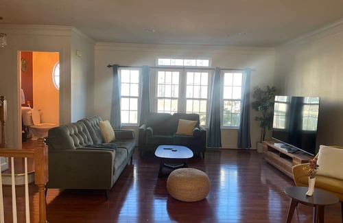 Burtonsville House | Charming 3-bedroom townhome in Burtonsville with a great view