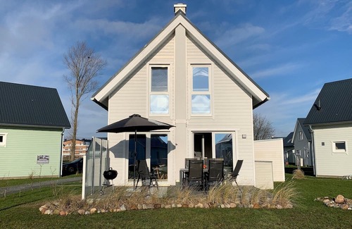 Olpenitz House | Baltic Sea time-out - infrared sauna, fireplace, shower, 3 smart TVs, terrace, parking lot