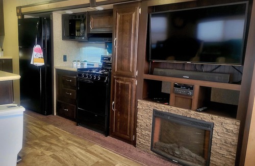 Gatlinburg - Pigeon Forge RV Rental | Hoot-N-The Hollar