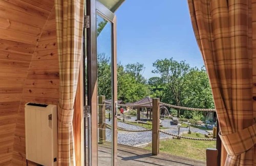 Laugharne House | Pods @ Broadway Standard with hot tub