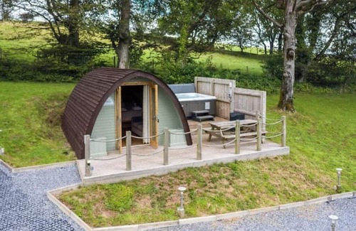 Laugharne House | Pods @ Broadway Standard with hot tub