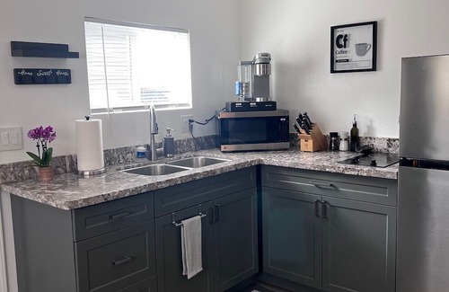 Des Moines Apartment | "The Cozy Studio" Not shared space, in awesome Des Moines with AC, WiFi