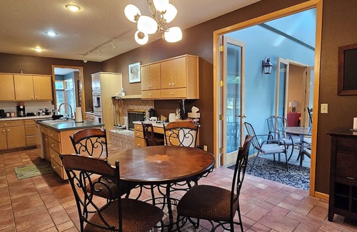 Aberdeen House | Deer Creek Country Escape - spacious 5 bedrooms with a private walking trail