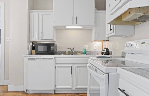 West Central House | Walkable to Downtown! Home for 7!