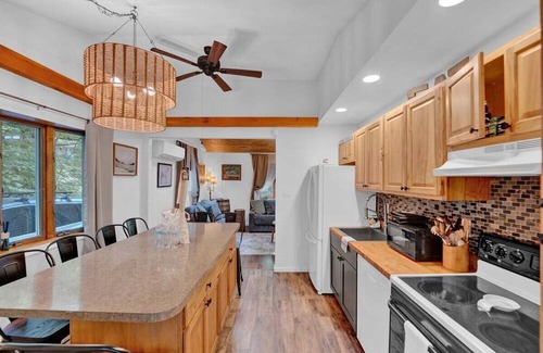 Greentown Cabin | 2-bedroom Hot-Tub Cabin with Lake Access to Lake Wallenpaupack - wifi, fire pit