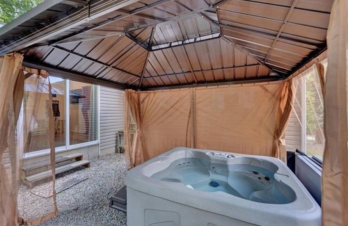 Greentown Cabin | 2-bedroom Hot-Tub Cabin with Lake Access to Lake Wallenpaupack - wifi, fire pit