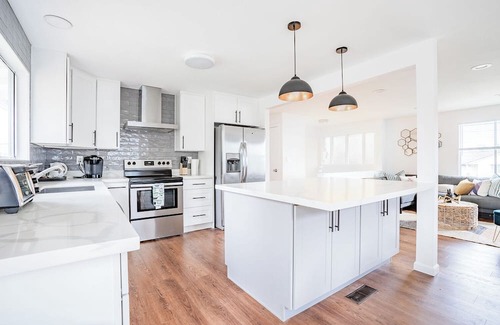 South Beacon Hill House | Beautiful Modern Farmhouse near DT w/6 queen rooms
