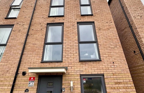 Bordesley House | Modern 5 Bedroom Central House With Wifi